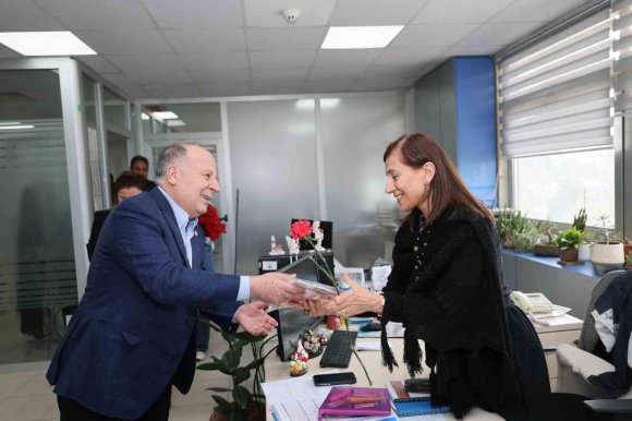 BAŞKAN DEMİRÇALI’DAN KADIN PERSONELE KARANFİL