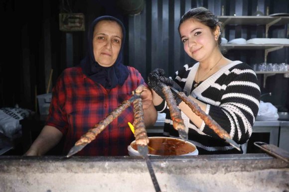 GARSON OLARAK GİRDİĞİ İŞ YERİNDE KEBAPÇILIĞI ÖĞRENEN ZEYNEP, DEPREMİN ARDINDAN AÇTIKLARI İŞ YERİNDE IZGARA BAŞINDA MESAİ YAPIYOR