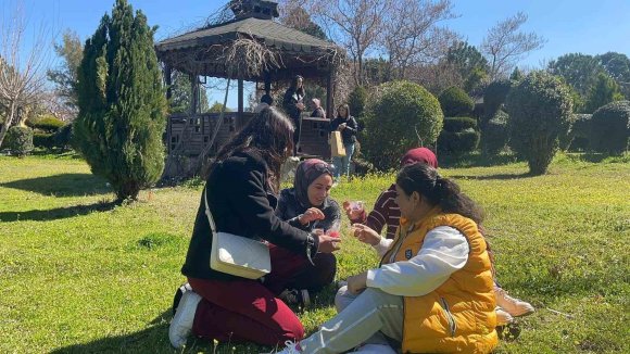 OSMANİYE’DE ÖĞRENCİLER KADINLAR GÜNÜ’NDE GÜL ŞEKLİNDE MUM DAĞITTI