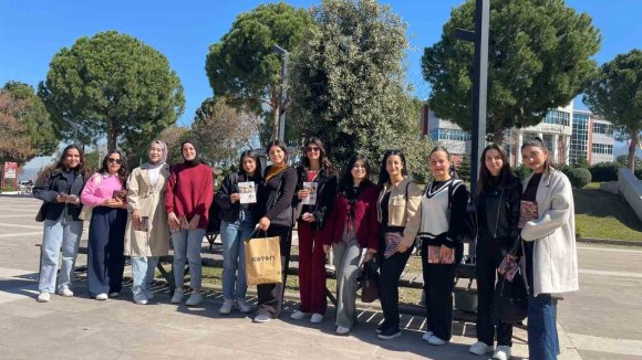 OSMANİYE’DE ÖĞRENCİLER KADINLAR GÜNÜ’NDE GÜL ŞEKLİNDE MUM DAĞITTI