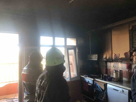 SAMANDAĞ’DA EVİN MUTFAĞINDAN ALEVLER YÜKSELDİ