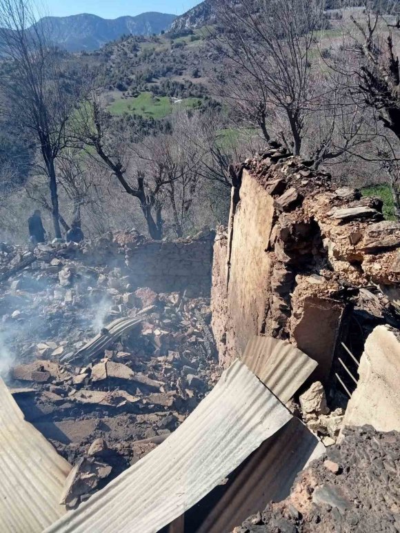YANAN EVDEN PARASINI KURTARMAK İSTERKEN AĞIR YARALANDI