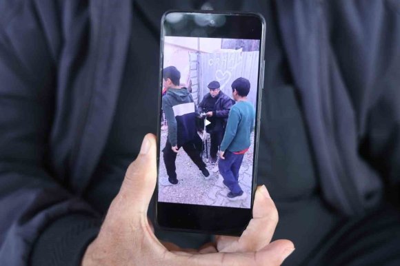 ’DUA ETSİNLER YETER’ DİYEN YAŞLI ADAM EMEKLİ MAAŞINI MAHALLELİYE DAĞITIYOR