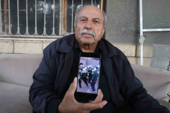 ’DUA ETSİNLER YETER’ DİYEN YAŞLI ADAM EMEKLİ MAAŞINI MAHALLELİYE DAĞITIYOR