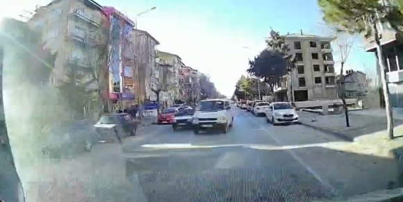 ISPARTA’DA TEHLİKELİ SOLLAMA KAMERADA: KAZADAN KIL PAYI KURTULDU