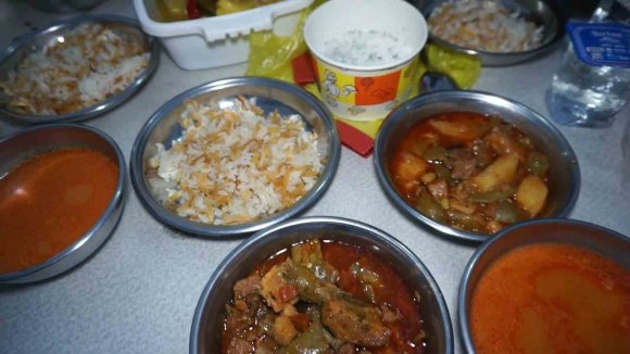 BU KÖYDE HERKES AYNI SOFRADA İFTAR YAPIYOR