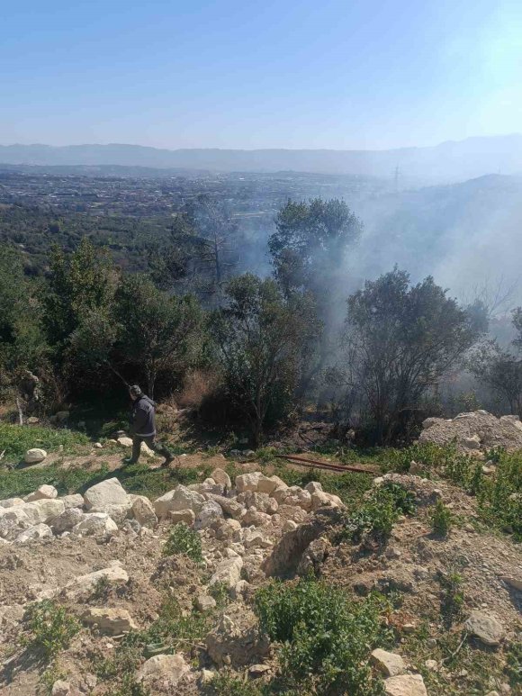 SAMANDAĞ’DA ORMANLIK ALANDA ÇIKAN YANGIN KISA SÜREDE KONTROL ALTINA ALINDI