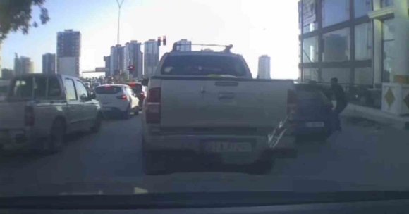 TRAFİKTE TARTIŞTIKLARI KİŞİNİN ARACINA SOPA VE SANDALYELERLE SALDIRDILAR