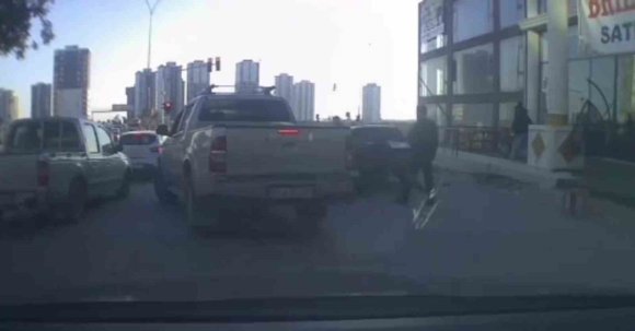 TRAFİKTE TARTIŞTIKLARI KİŞİNİN ARACINA SOPA VE SANDALYELERLE SALDIRDILAR