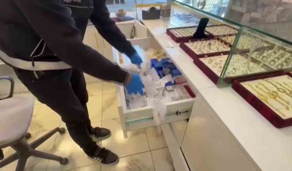 KUYUMCU SÜSÜ VERİP TEFECİLİK YAPTILAR: OPERASYONDA SİLAH, POS CİHAZLARI VE MİLYONLUK ÇEK-SENET ELE GEÇİRİLDİ