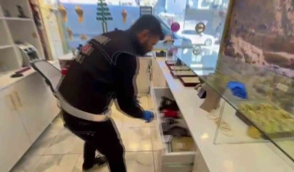 KUYUMCU SÜSÜ VERİP TEFECİLİK YAPTILAR: OPERASYONDA SİLAH, POS CİHAZLARI VE MİLYONLUK ÇEK-SENET ELE GEÇİRİLDİ