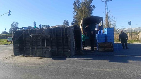 ANTALYA’DA MUZ YÜKLÜ KAMYONUN KASASI YOLA SAVRULDU