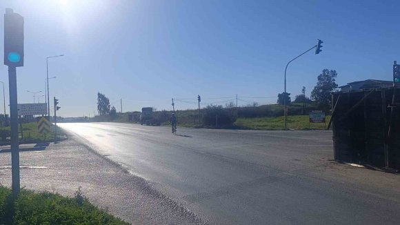 ANTALYA’DA MUZ YÜKLÜ KAMYONUN KASASI YOLA SAVRULDU