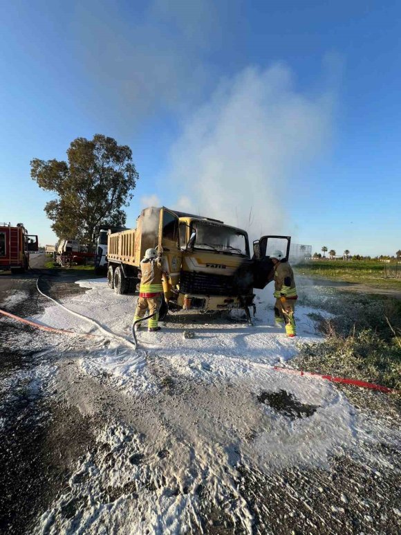 ARSUZ’DA KAMYONET ALEVLERE TESLİM OLDU