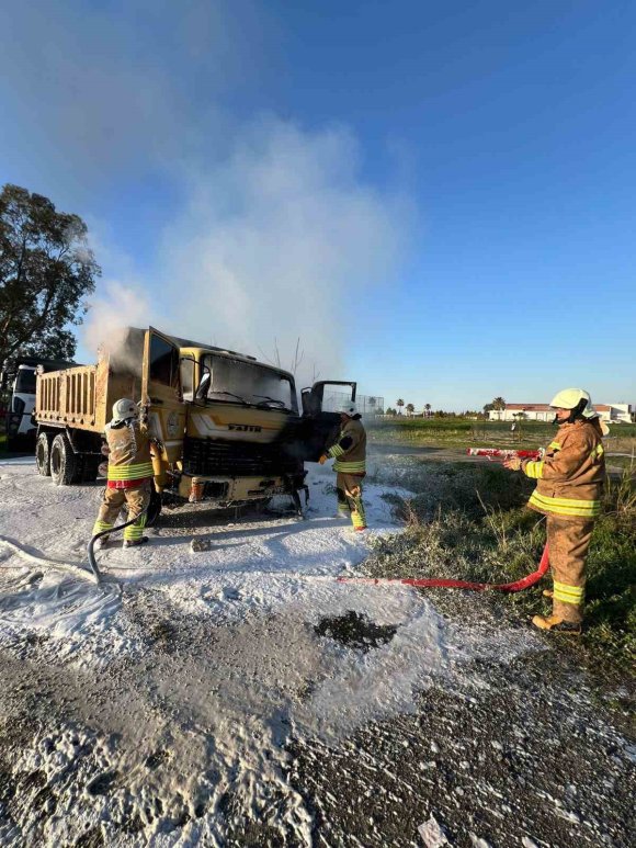 ARSUZ’DA KAMYONET ALEVLERE TESLİM OLDU