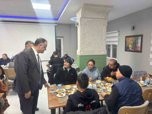 KAYMAKAM ÇELİKKOL ROMAN VATANDAŞLARLA İFTAR SOFRASINDA BULUŞTU
