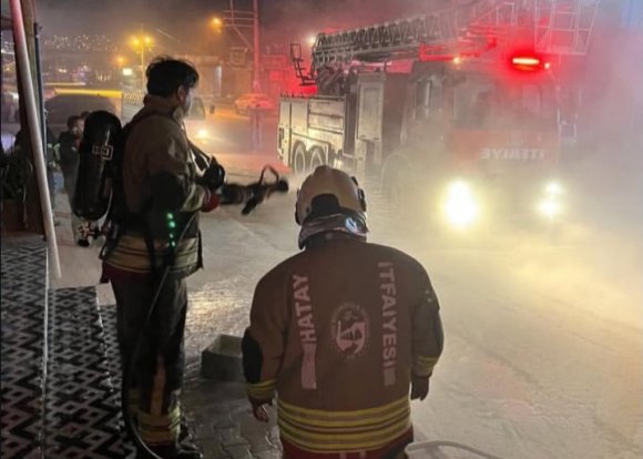 ANTAKYA’DA KIZARTMA MAKİNESİNDEN ÇIKAN YANGINDA DÖNERCİDE ALEVLER YÜKSELDİ
