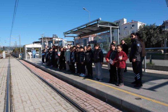 ÖĞRENCİLER TRAMVAYIN TARİHİNİ KEYİFLİ YOLCULUKLA ÖĞRENDİ