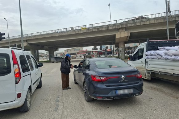 ZABITA OPERASYONUYLA YAKALANAN DİLENCİLERİN ÜZERİNDE 4 BİN TL’Yİ BULAN PARA ELE GEÇİRİLDİ