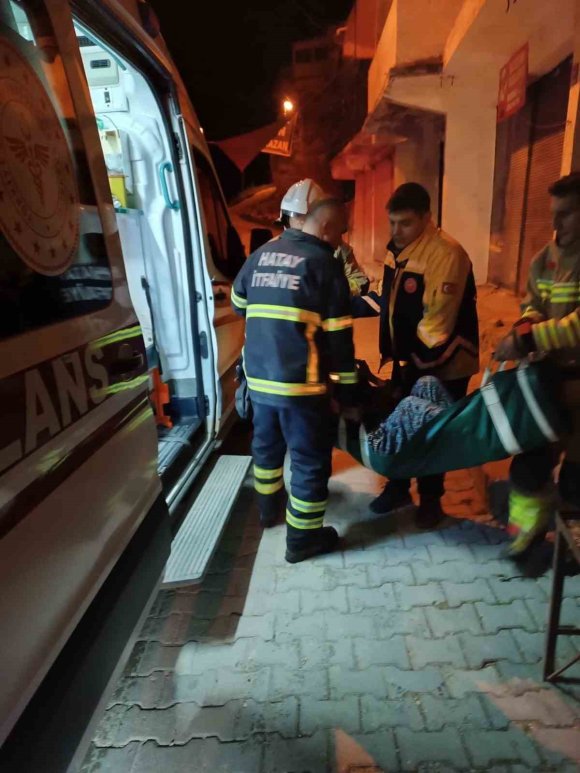 EV YANGININDA DUMANDAN ETKİLENEN 2 KİŞİ HASTANELİK OLDU