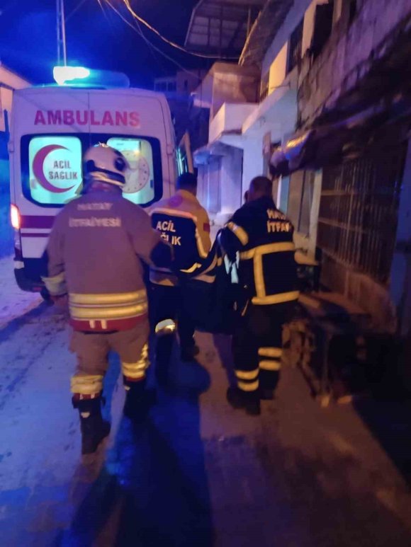 EV YANGININDA DUMANDAN ETKİLENEN 2 KİŞİ HASTANELİK OLDU