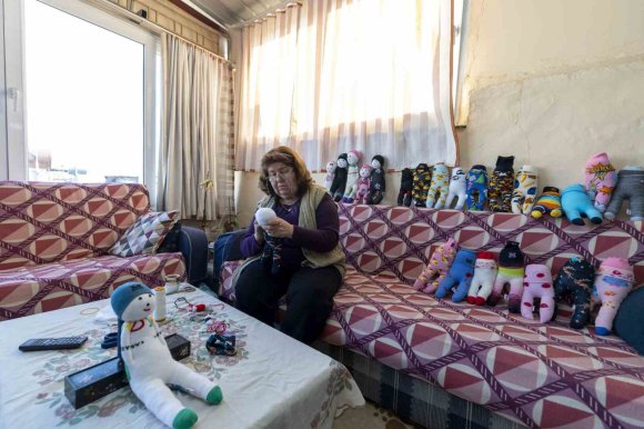 MERSİN’DE EVLER ATÖLYEYE DÖNÜŞTÜ: KADINLAR ÇORAPTAN OYUNCAK YAPIYOR