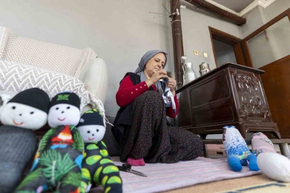 MERSİN’DE EVLER ATÖLYEYE DÖNÜŞTÜ: KADINLAR ÇORAPTAN OYUNCAK YAPIYOR