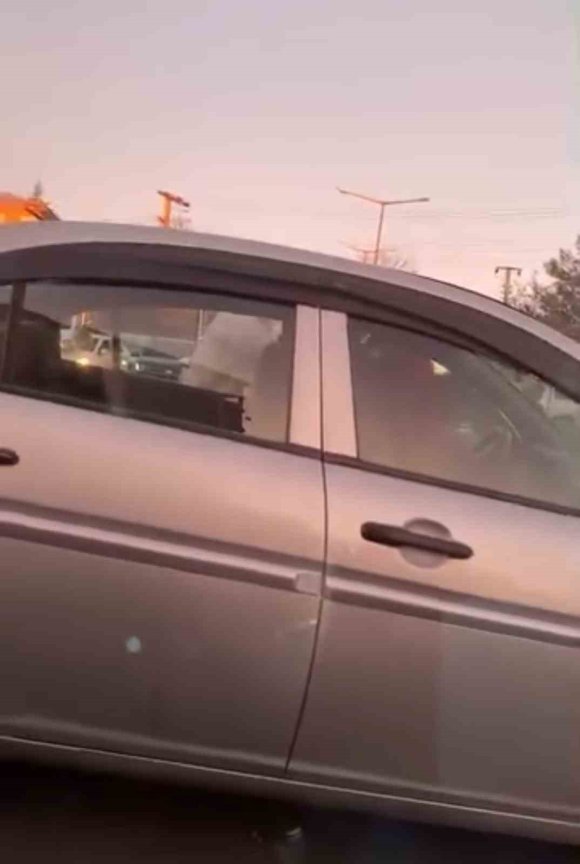 KAZA SONRASI ÇOCUKLARIN ÇIĞLIKLARINA RAĞMEN KAVGA ETTİLER