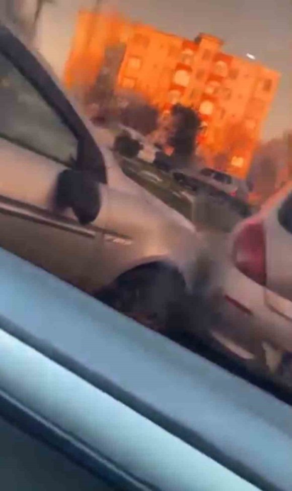 KAZA SONRASI ÇOCUKLARIN ÇIĞLIKLARINA RAĞMEN KAVGA ETTİLER