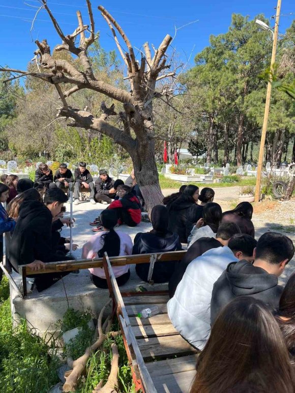 BOZYAZI’DA ÖĞRENCİLERDEN ŞEHİTLERE ZİYARET