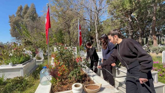 BOZYAZI’DA ÖĞRENCİLERDEN ŞEHİTLERE ZİYARET