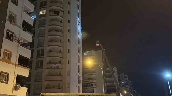 ADANA’DA BİR GENÇ ELİNDEKİ KOLONYA ŞİŞESİYLE DEHŞET SAÇTI: "KENDİMİ VE EVİ YAKACAĞIM"