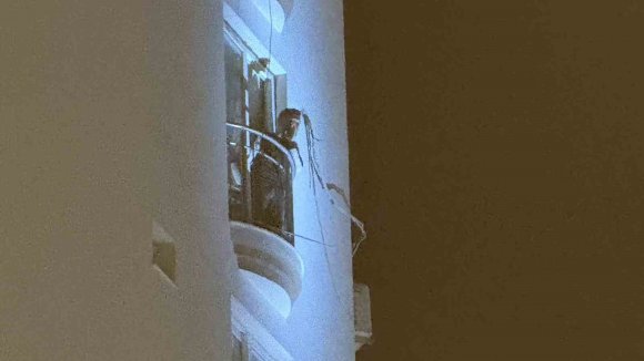 ADANA’DA BİR GENÇ ELİNDEKİ KOLONYA ŞİŞESİYLE DEHŞET SAÇTI: "KENDİMİ VE EVİ YAKACAĞIM"