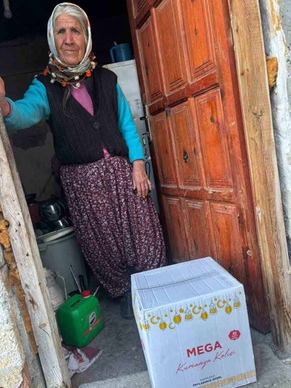 ONLARCA AİLEYE GIDA KOLİSİ DAĞITTI