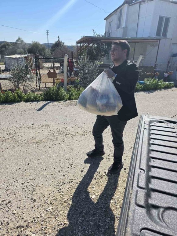ONLARCA AİLEYE GIDA KOLİSİ DAĞITTI