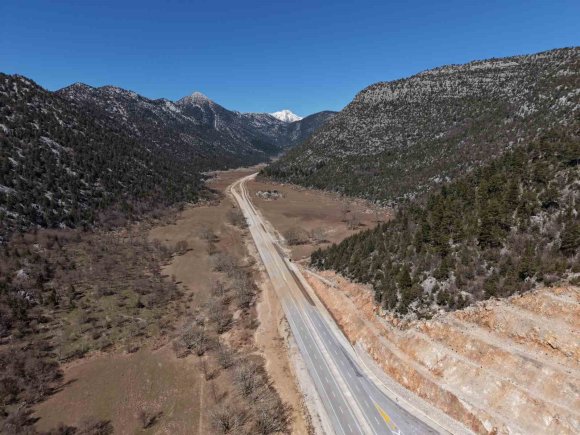 SULAR ÇEKİLDİKTEN SONRA YENİDEN ULAŞIMA AÇILAN ANTALYA-KONYA KARA YOLU HAVADAN GÖRÜNTÜLENDİ
