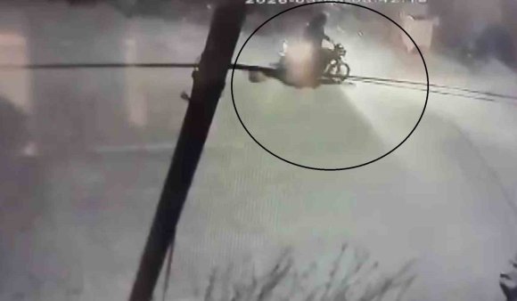 MOTOSİKLETLE GELİP, BORÇLUSUNUN EVİNE KURŞUN YAĞDIRDI