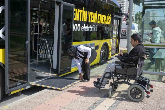 MERSİN’DE ÖZEL BİREYLER İÇİN ‘ENGELSİZ ULAŞIM’ UYGULAMASI HAYATA GEÇİRİLDİ
