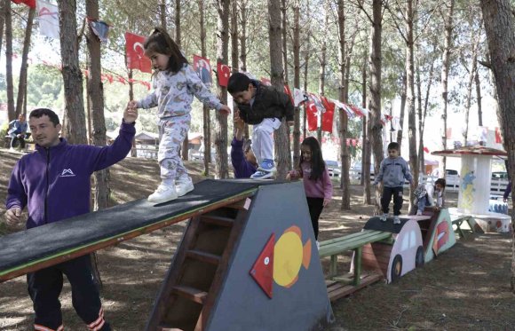 TARSUS GENÇLİK KAMPINDA ÜÇ KUŞAK BİR ARAYA GELDİ