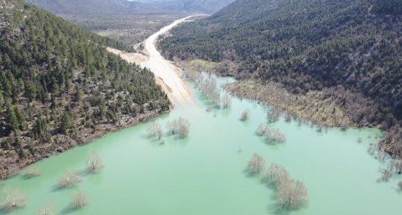 SULAR ÇEKİLDİKTEN SONRA YENİDEN ULAŞIMA AÇILAN ANTALYA-KONYA KARA YOLU HAVADAN GÖRÜNTÜLENDİ