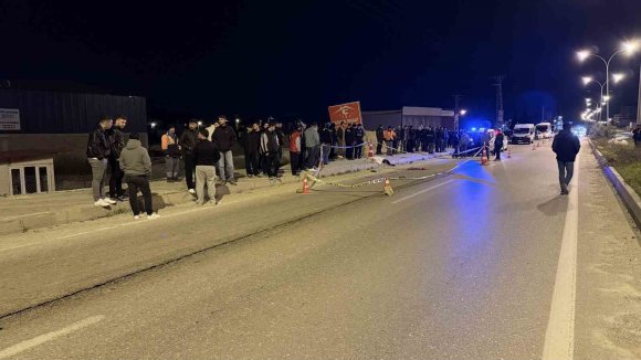 ADANA’DA BELEDİYE OTOBÜSÜYLE ÇARPIŞAN MOTOSİKLET SÜRÜCÜSÜ GENÇ, HAYATINI KAYBETTİ