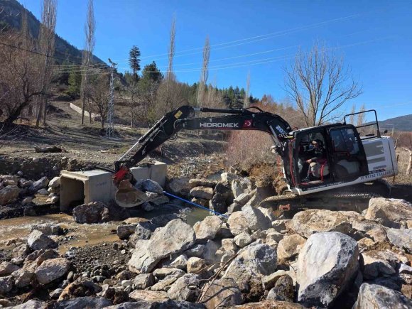 YAĞIŞLAR SONRASI KAPANAN YOL YENİDEN ULAŞIMA AÇILDI