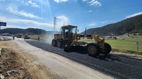 ANDIRIN’DA YOĞUN YAĞIŞLAR NEDENİYLE BOZULAN YOLA SICAK ASFALTLA TAMİR