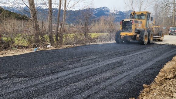 ANDIRIN’DA YOĞUN YAĞIŞLAR NEDENİYLE BOZULAN YOLA SICAK ASFALTLA TAMİR