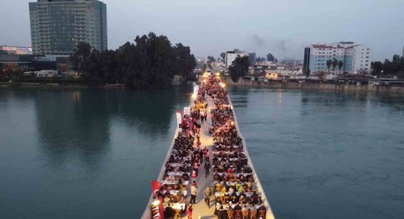 KIZILAY’IN GELENEKSEL TAŞKÖPRÜ İFTARINDA BİNLERCE KİŞİ AYNI SOFRADA BULUŞTU