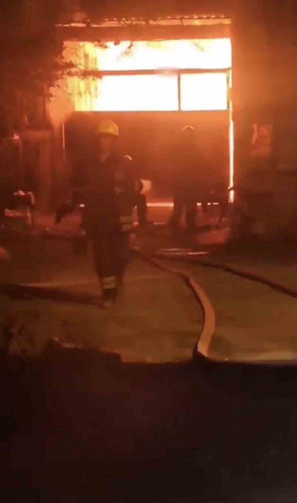 ADANA’DA MOBİLYA ATÖLYESİNDE YANGIN ÇIKTI