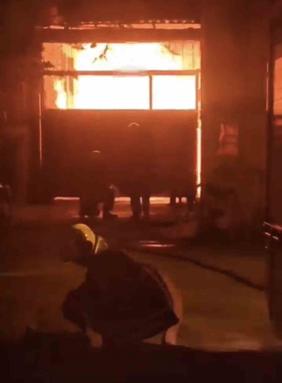 ADANA’DA MOBİLYA ATÖLYESİNDE YANGIN ÇIKTI