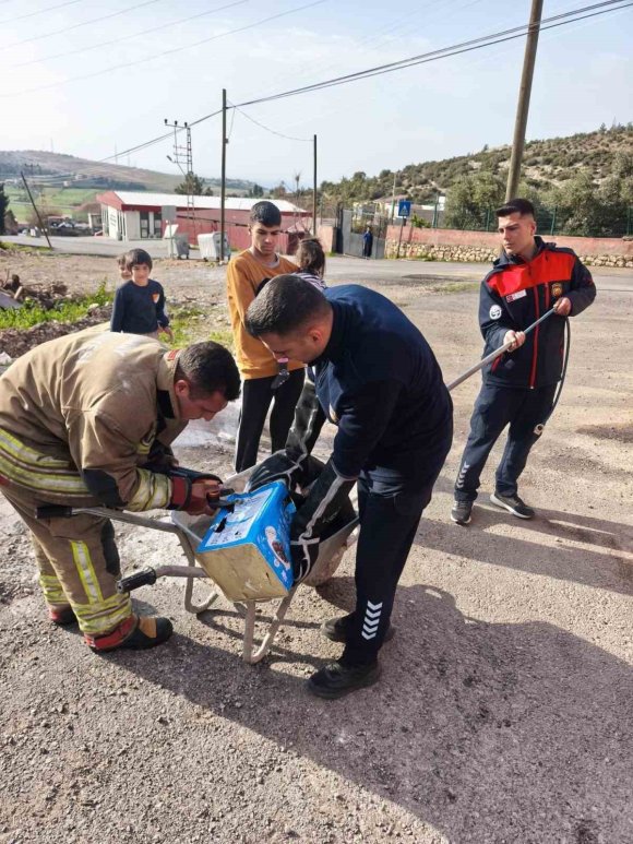 MAHSUR KALAN KÖPEKLERİN YARDIMINA İTFAİYE YETİŞTİ