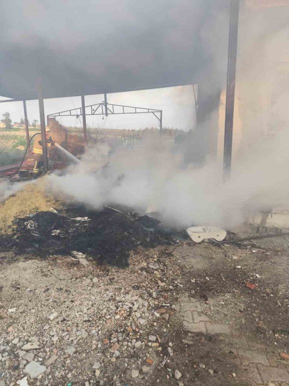 ANTAKYA’DA ODUNLUKTA ÇIKAN YANGIN EVE SIÇRAMADAN SÖNDÜRÜLDÜ