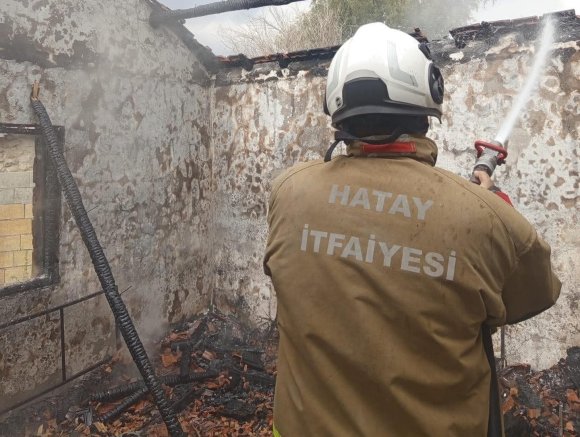 KIRIKHAN’DA MÜSTAKİL EV ALEVLERE TESLİM OLDU